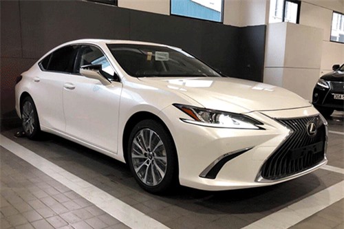 Cận cảnh xe sang Lexus ES 2019 đầu tiên tại Sài Gòn