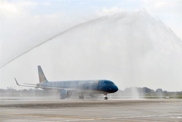 Nghi lễ phun nước chào đón tàu bay mới A321neo tới sân bay quốc tế Nội Bài.