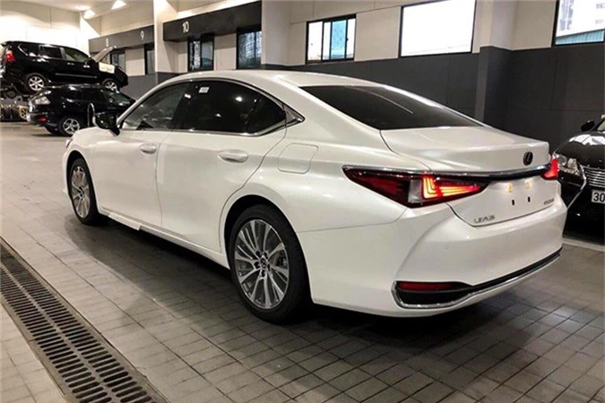 Can canh xe sang Lexus ES 2019 dau tien tai Sai Gon-Hinh-10