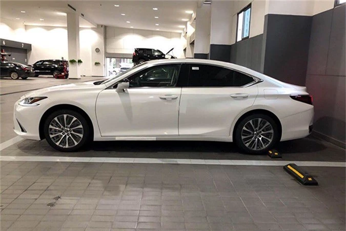 Can canh xe sang Lexus ES 2019 dau tien tai Sai Gon-Hinh-2