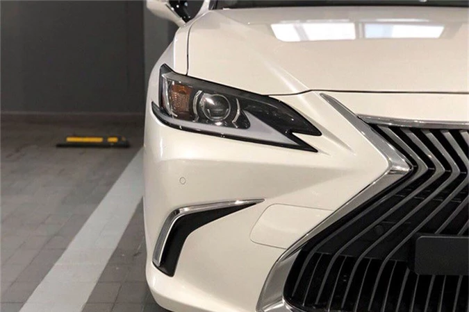 Can canh xe sang Lexus ES 2019 dau tien tai Sai Gon-Hinh-3