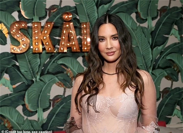  Olivia Munn mới đây đã tiết lộ, bí quyết giữ dáng thon của cô là chế độ ăn kiêng triệt để. Cô nói khi cần giảm cân, buổi sáng cô ăn nửa quả bơ với hạt cây gai dầu, bữa trưa của cô có cơm trắng, cà ri và rau, tới bữa ăn tối, cô ăn vô cùng đơn giản: Salad với rau và hạt quinoa. 