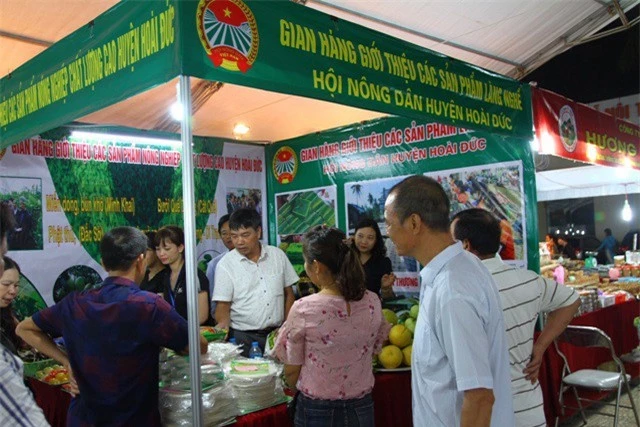 Hội chợ thu hút đông đảo người dân và du khách trong ngày khai mạc