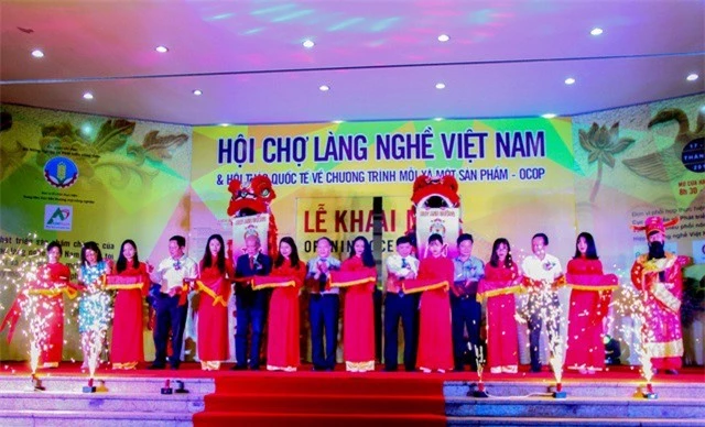 Các đại biểu cắt băng khai mạc hội chợ