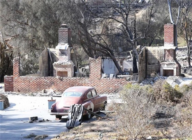 Biệt thự của Kim Basinger ở Malibu tan hoang sau vụ cháy.