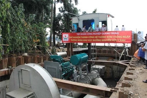 TPHCM đã chốt được giá thuê máy bơm chống ngập đường Nguyễn Hữu Cảnh. Ảnh: M.Q