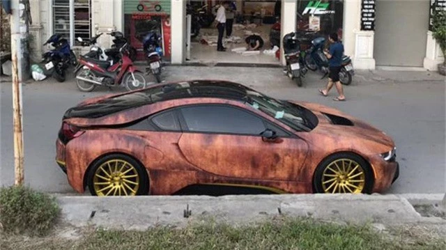 Siêu xe BMW i8 gỉ sét mang vành vàng độc nhất Việt Nam