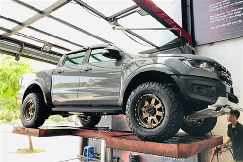 Bán tải Ford Ranger Raptor đầu tiên "dao kéo" tại Sài Gòn