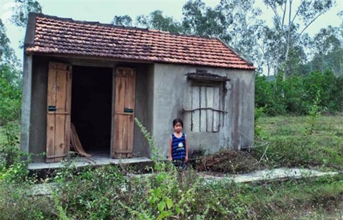 Bé 7 tuổi không cha ngồi trước căn nhà hoang đợi mẹ thần kinh bỏ đi biệt tích cả năm trời