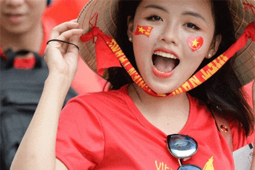 Clip: 'Say đắm' nữ CĐV xinh đẹp xuất hiện trên sân Mỹ Đình