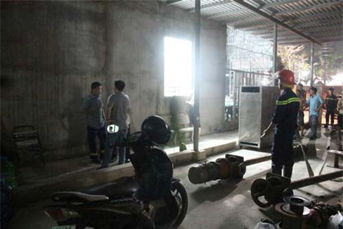 Bình Dương: Chồng tưới xăng khắp nhà, dùng dao khống chế vợ con