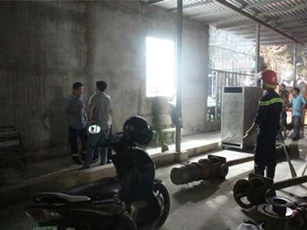 Bình Dương: Chồng tưới xăng khắp nhà, dùng dao khống chế vợ con