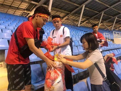 Clip: Hành động đẹp của CĐV Việt Nam sau trận thắng Malaysia