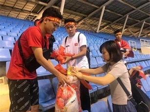 Clip: Hành động đẹp của CĐV Việt Nam sau trận thắng Malaysia