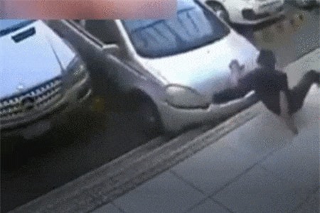 Clip: Đứng gần bãi đỗ xe, người đàn ông bất ngờ bị ôtô tông trúng chân
