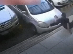 Clip: Đứng gần bãi đỗ xe, người đàn ông bất ngờ bị ôtô tông trúng chân