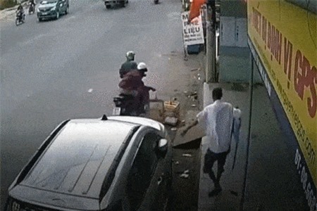 Clip: Người đàn ông bất lực nhìn 2 thanh niên trộm lồng chim ngay trước mắt
