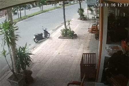 Clip: Khiếp vía với cảnh xe máy ‘không người lái’ phóng thẳng vào cửa hàng nội thất