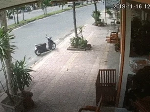 Clip: Khiếp vía với cảnh xe máy ‘không người lái’ phóng thẳng vào cửa hàng nội thất