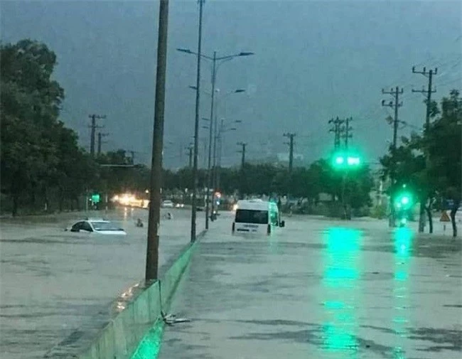 Mưa lũ khiến Quốc lộ 1A qua thành phố Nha Trang ngập nặng (Ảnh: TA)