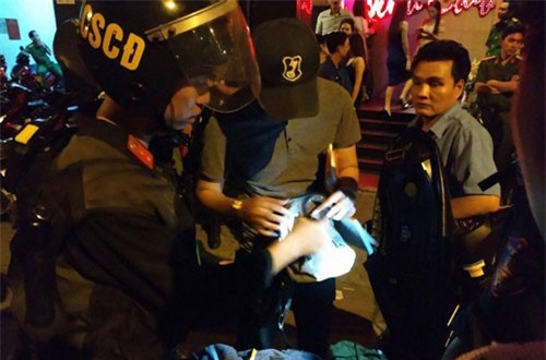 Cảnh sát dẫn giải 100 nam nữ ở quán bar về trụ sở công an kiểm tra ma túy