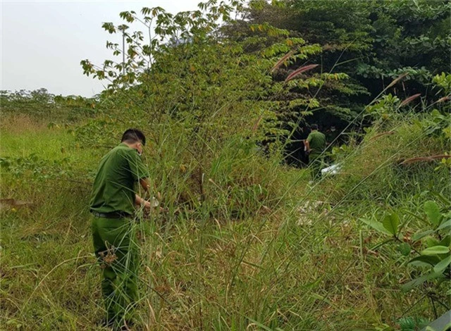 Phát hiện xác phụ nữ bị cháy tại bãi đất hoang. Ngửi thấy mùi khó chịu tại khu vực bãi đất trống, một số người dân vào kiểm tra. Tại đây, họ phát hiện thi thể nữ giới đã bị cháy phần đầu dưới gốc cây trứng cá. (CHI TIẾT)