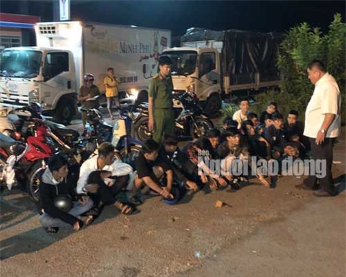 Bắt hàng chục “nam thanh nữ tú” đua xe náo loạn Cà Mau