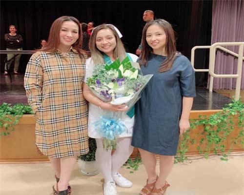 Phi Nhung tự tay trang điểm mừng con gái tốt nghiệp ngành y tá ở Mỹ