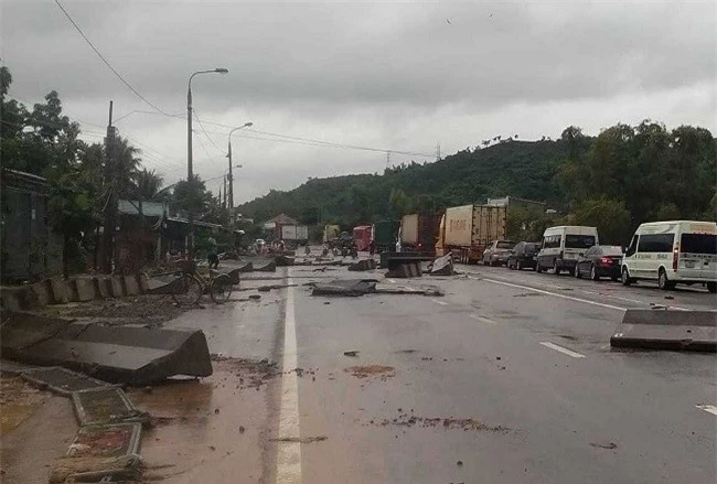 Quốc lộ 1A qua TP. Nha Trang, Khánh Hoà bị hư hỏng nặng, giao thông tắt nghẽn cục bộ (Ảnh: TA)
