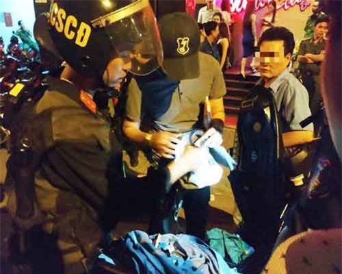 Đột kích 2 quán bar bậc nhất Sài Gòn, phát hiện 100 dân chơi phê ma túy nhảy múa điên cuồng