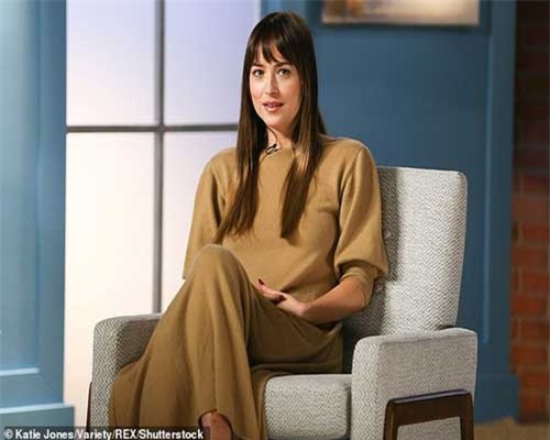 Mỹ nhân “50 sắc thái” Dakota Johnson khoe sắc dịu dàng bên trai đẹp