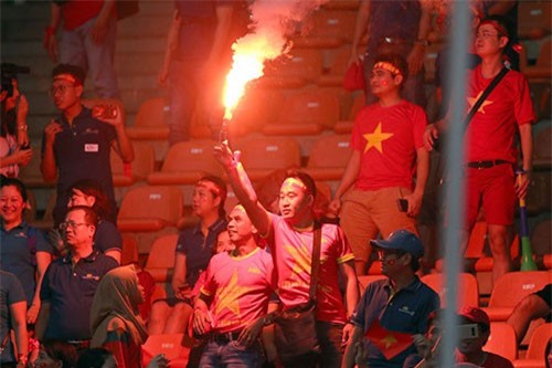 Nguy cơ ĐT Việt Nam phải đá sân trung lập vì pháo sáng, VFF nói gì?