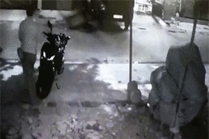 Clip: Xe tải tông gãy cửa suýt cán nát xe SH