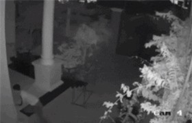 Clip: Trộm cầm dao đột nhập ngôi nhà lúc nửa đêm, 'cuỗm mất' nhiều tài sản