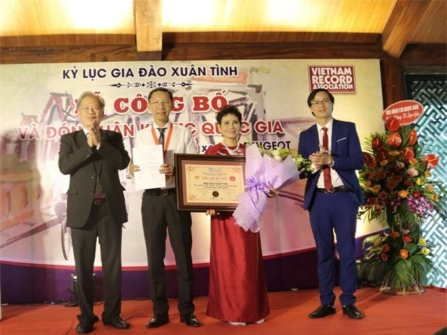 Ông Thang Văn Phúc (nguyên Thứ trưởng Bộ Nội vụ),  Chủ tịch TW Hội Kỷ lục gia Việt Nam và ông Hoàng Thái Tuấn Anh Trưởng đại diện VP phát triển kỷ lục Miền Bắc trao kỷ lục đến Kỷ lục gia Đào Xuân Tình