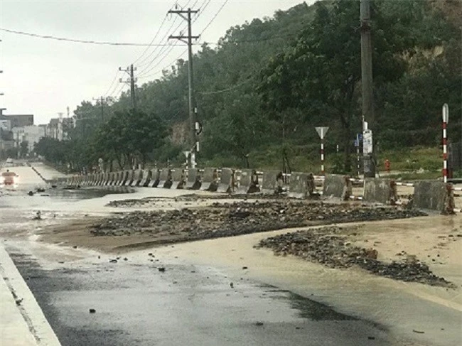 Lũ lớn kèm mưa to kéo dài khiến giao thông tại Khánh Hoà bị thiệt hại nặng (Ảnh: TA)