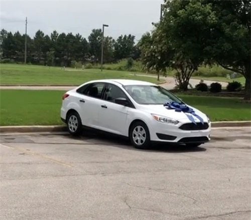 Phụ huynh tặng cô giáo của con 1 chiếc ô tô để bày tỏ tấm lòng