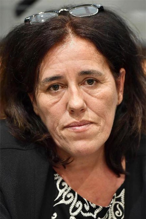 Bé 2 tuổi bị mẹ giấu trong cốp xe hơi từ khi mới chào đời