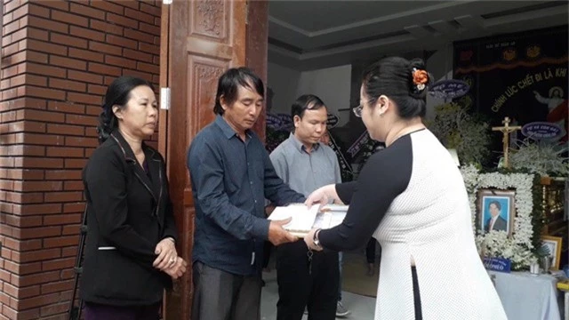  Đại diện Ban thi đua khen thưởng tỉnh Đồng Nai trao Bằng khen của UBND tỉnh Đồng Nai cho thân nhân nạn nhân Nguyễn Thành Tùng