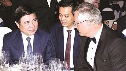 Chủ tịch UBND TPHCM Nguyễn Thành Phong trao đổi với ông Nicolas Audier, đồng Chủ tịch EuroCham. Ảnh: Đỗ Cao.