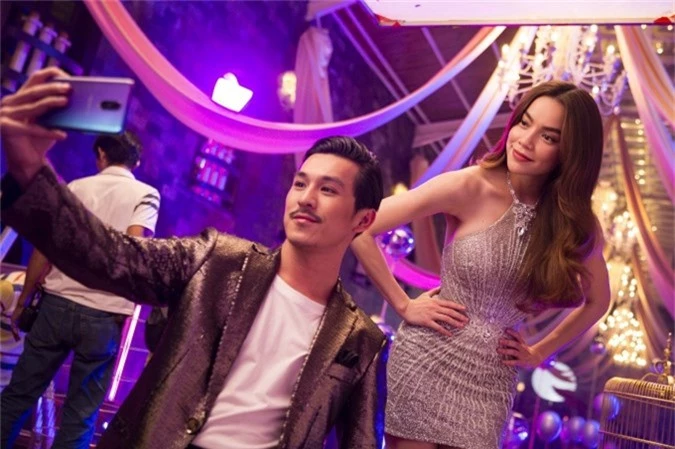 Trong hậu trường, Hồ Ngọc Hà và Thiên Minh thường xuyên selfie, trò chuyện vui vẻ vì cùng hoạt động trong lĩnh vực giải trí.