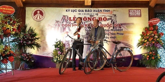 Kỷ lục gia Đào Xuân Tình tặng cặp xe đạp Peugeot cho Bảo tàng Lịch sử quốc gia Việt Nam 