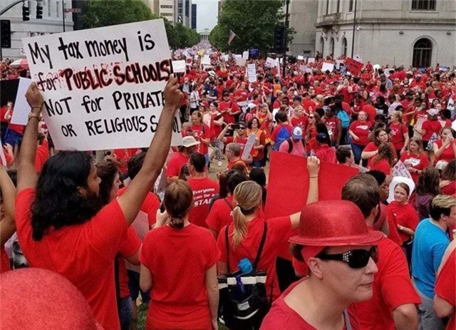  Các giáo viên ở North Carolina biểu tình đòi tăng lương. Ảnh: Reuters. 