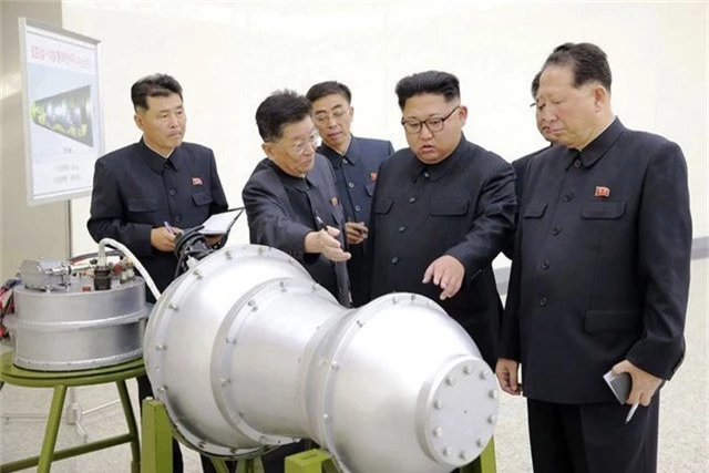  Nhà lãnh đạo Triều Tiên Kim Jong-un thị sát vật thể được cho là đầu đạn tên lửa Triều Tiên năm 2017 (Ảnh: Reuters) 