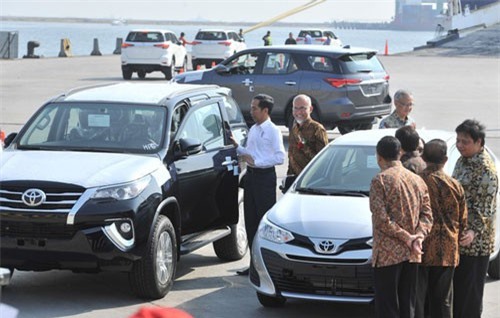 Xe nhập miễn thuế từ Thái Lan, Indonesia lũ lượt xếp hàng, chờ khách Việt mua về chơi Tết