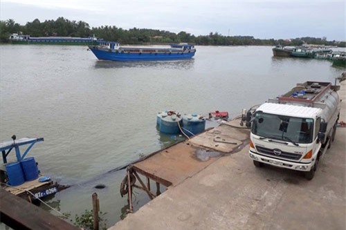 Đang trục vớt hàng chục tấn hóa chất a-xít Clohydric chìm trên sông Đồng Nai