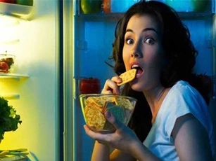 Ăn quá nhiều vào bữa tối muộn có nhiều nguy cơ mắc nhiều bệnh