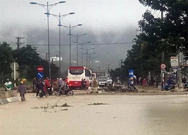 Đại lộ Nguyễn Tất Thành từ TP. Nha Trang đi Sân bay Cam Ranh cũng bị tê liệt (Ảnh: TA)