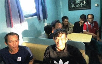 Đã cứu được 7 ngư dân Quảng Bình trôi dạt nhiều ngày trên biển