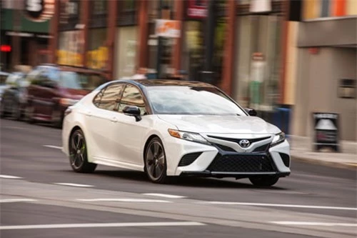 1. Toyota Camry 2018 (giá khởi điểm: 23.495 USD, điểm an toàn: 9,2/10).